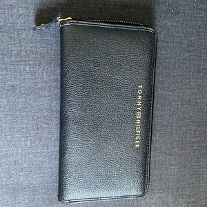 Tommy Hilfiger Pebbled Leather Large Continental Zip Wallet Zip Around Black